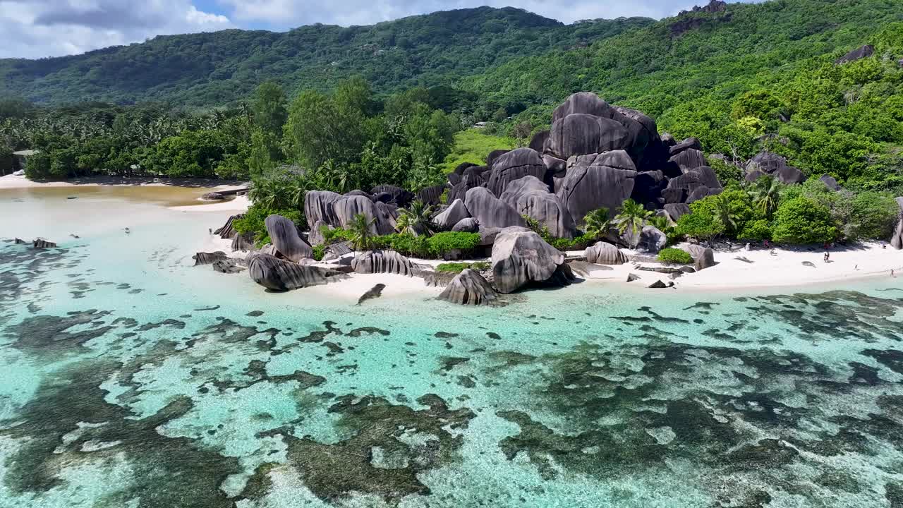 在维多利亚塞舌尔的拉迪格岛。印度洋海滩。非洲的背景。维多利亚的拉迪格岛。旅游景观。自然海景。户外旅行。视频素材