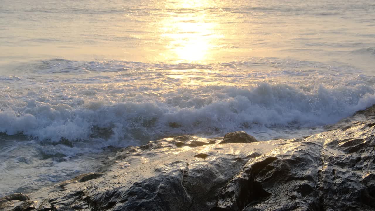 海浪压碎海岸上的石头。视频素材