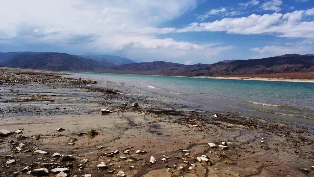 退潮时水库的泥泞海岸视频下载