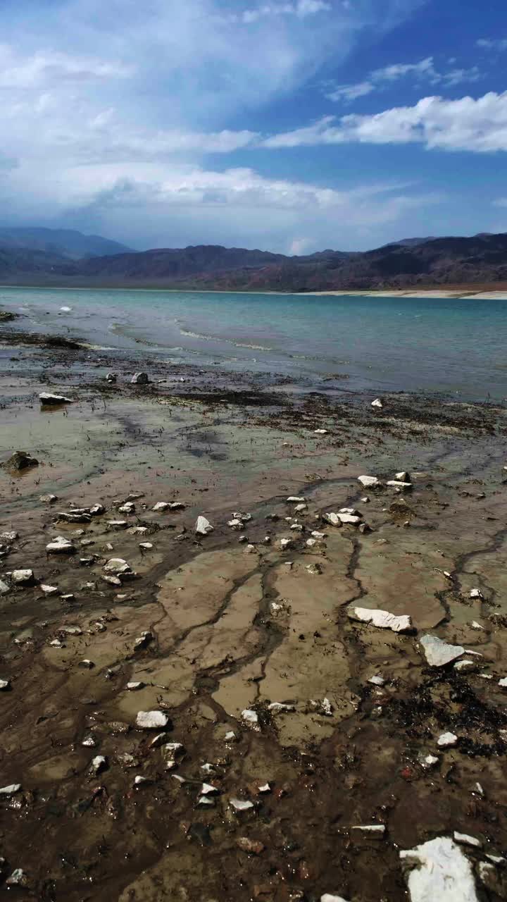 退潮时多岩石的湖岸视频下载