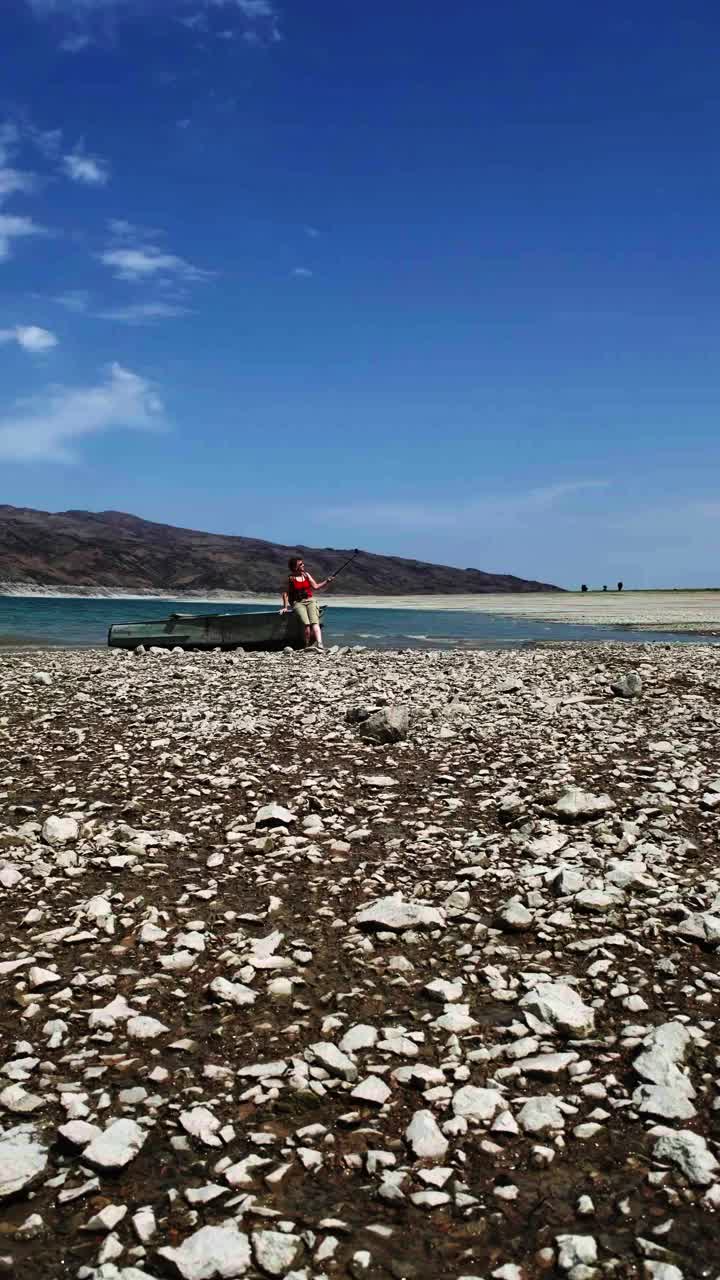 女游客正从山间湖泊中奔流而出视频下载