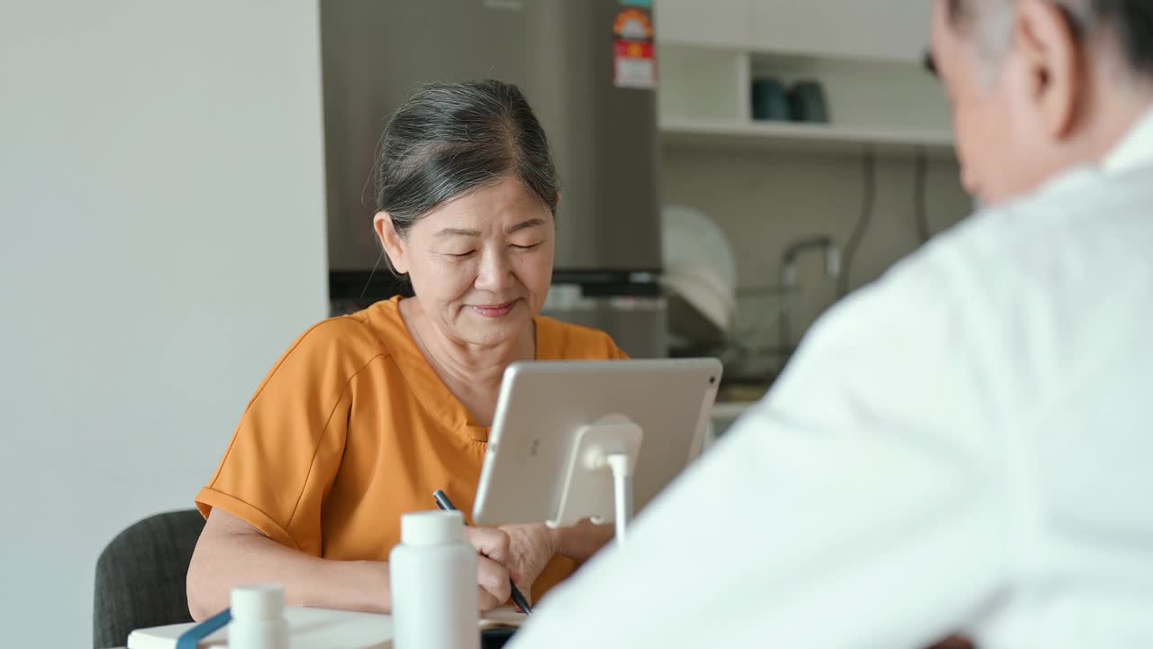 亚洲老年妇女和新技术。视频下载