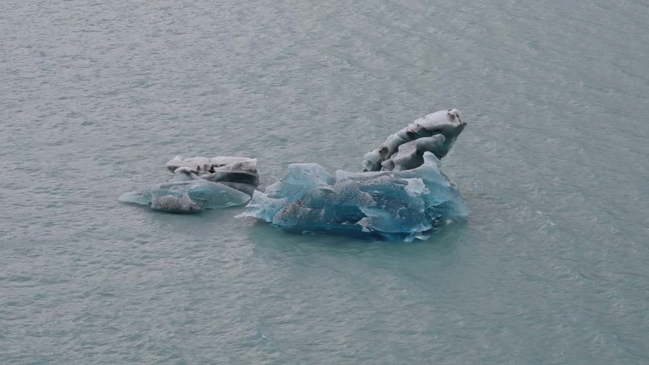 高角度放大拍摄美丽的蓝色冰山在莫雷诺冰川视频下载