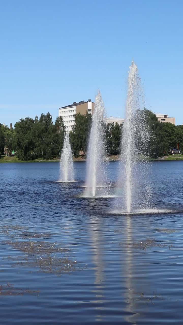 芬兰奥卢Koskikeskus风景中的夏日喷泉视频下载