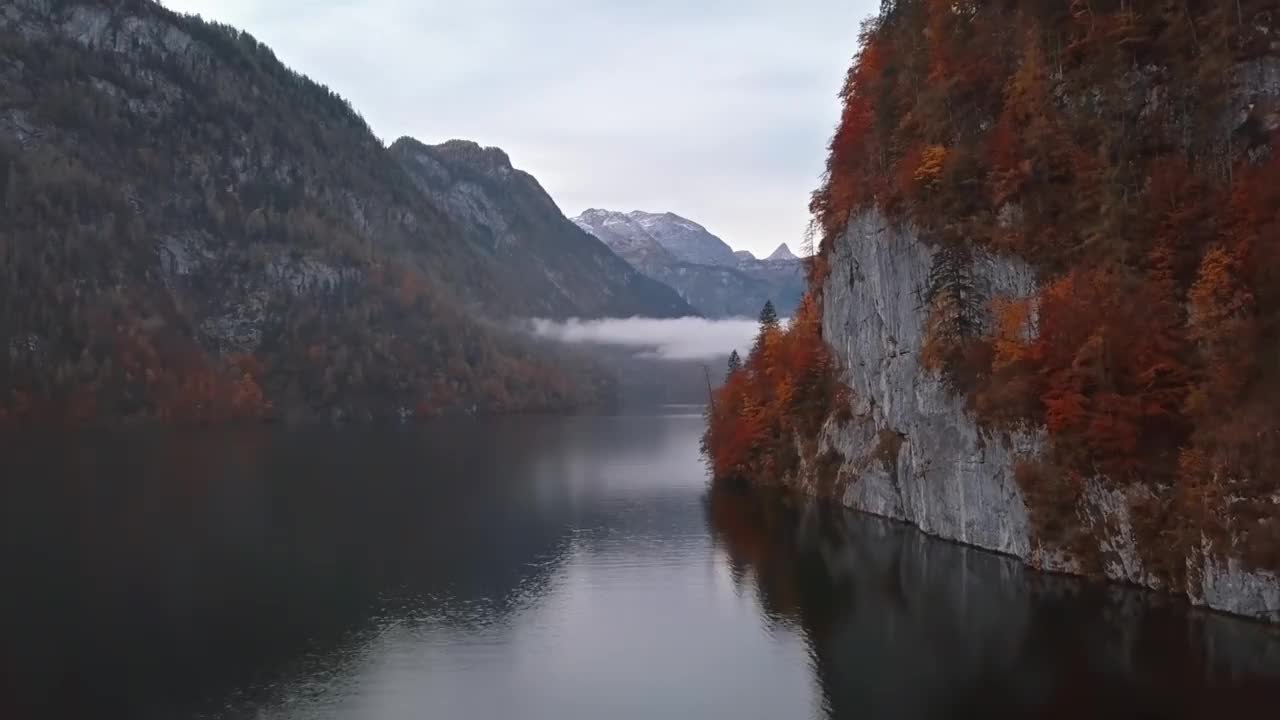 鸟瞰图国王湖在秋天与晨雾。在德国巴伐利亚的贝希特斯加登。视频下载