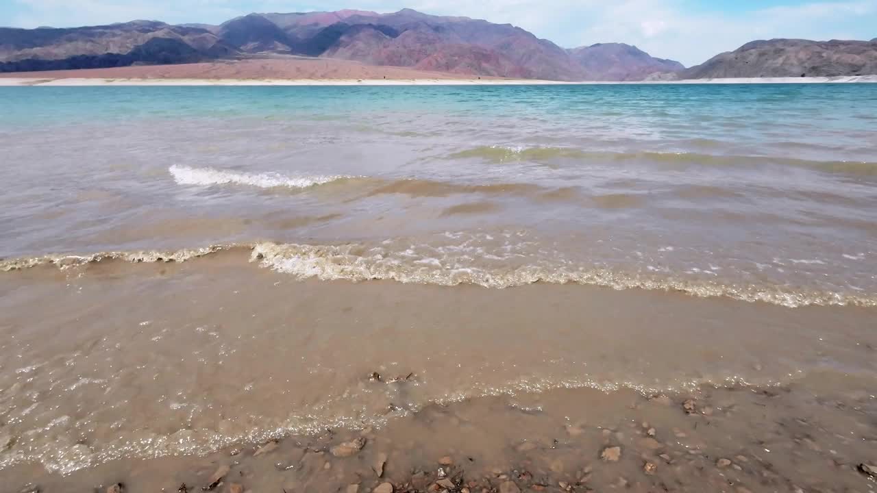 夏日山间水库景观。垂直平移视频素材