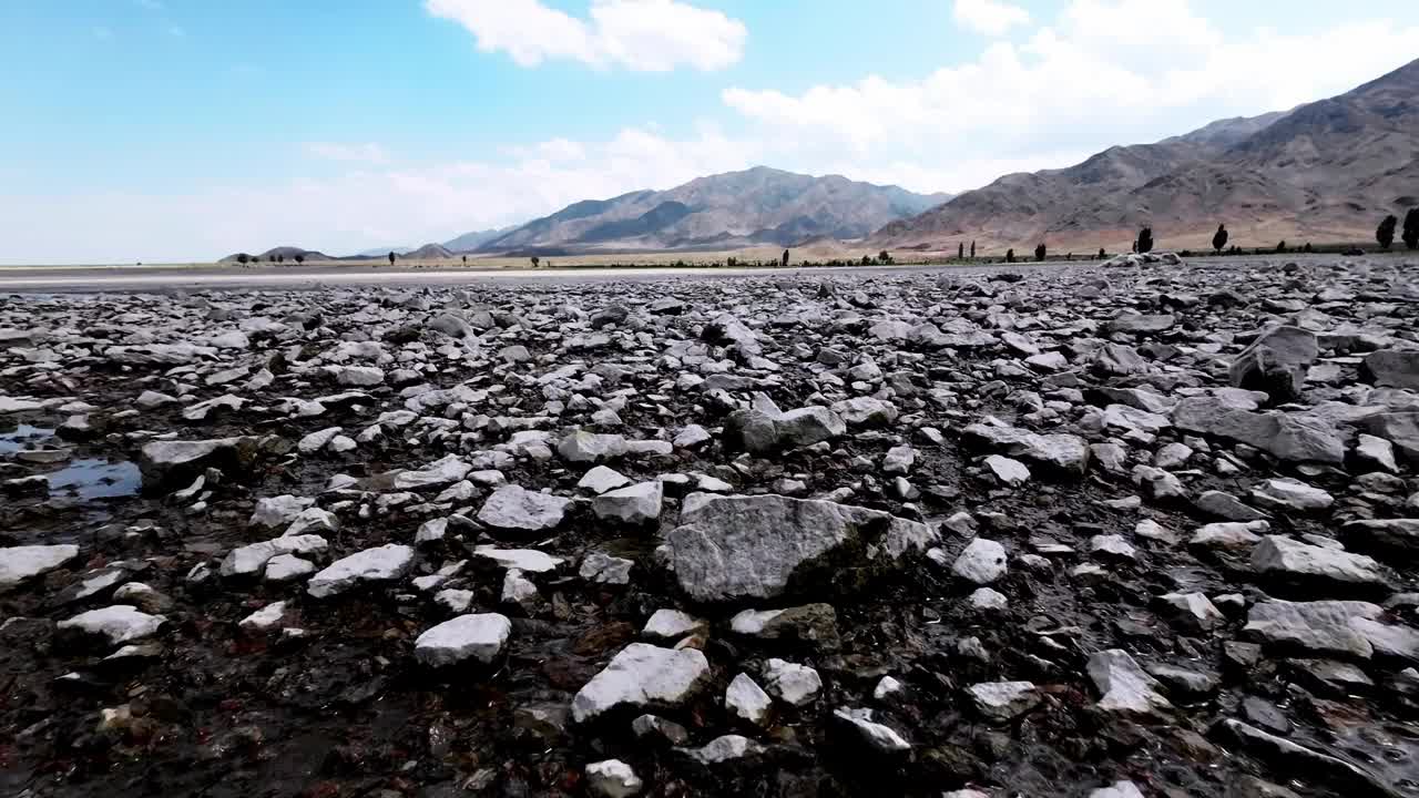 退潮时山水库的泥岸。横向平移视频下载