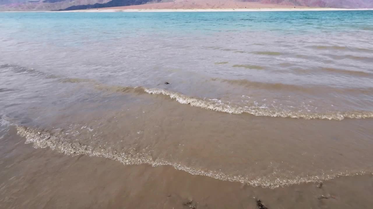 夏日山间水库景观。垂直平移视频素材