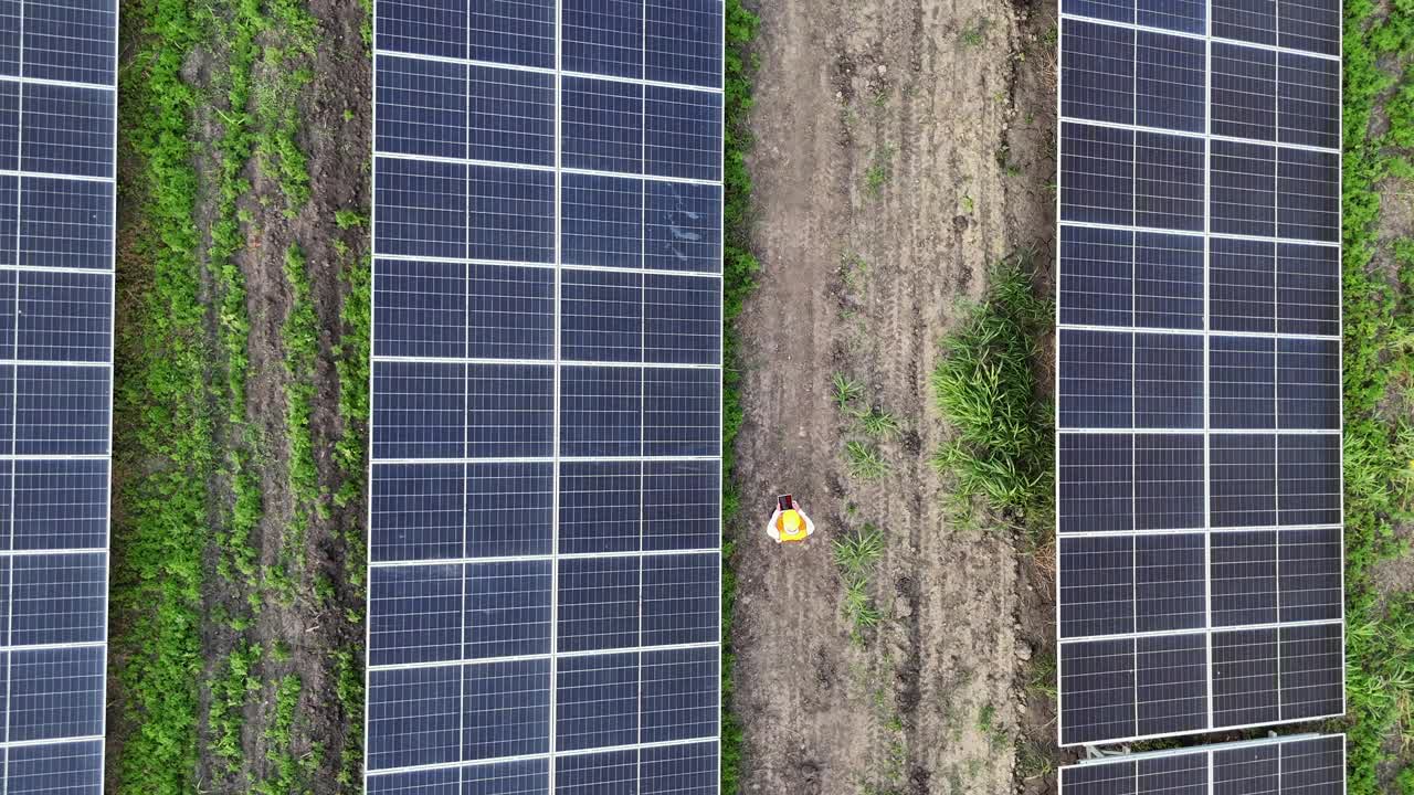 工程师检查太阳能电池板设备的功能视频素材