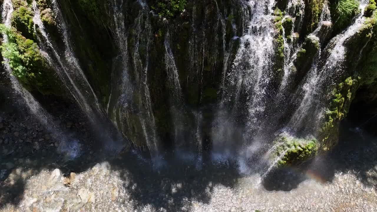 Kuzalan瀑布无人机视频，黑海地区Dereli, Giresun Turkiye(土耳其)视频下载