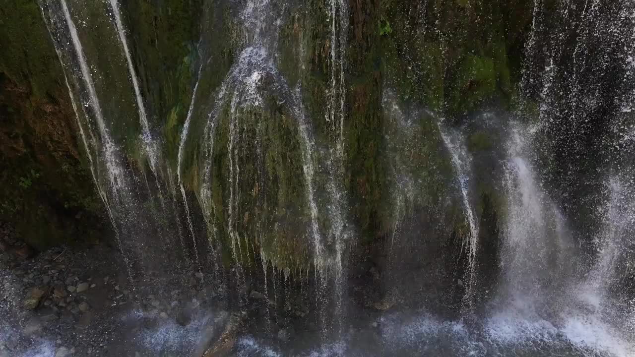 Kuzalan瀑布无人机视频，黑海地区Dereli, Giresun Turkiye(土耳其)视频素材