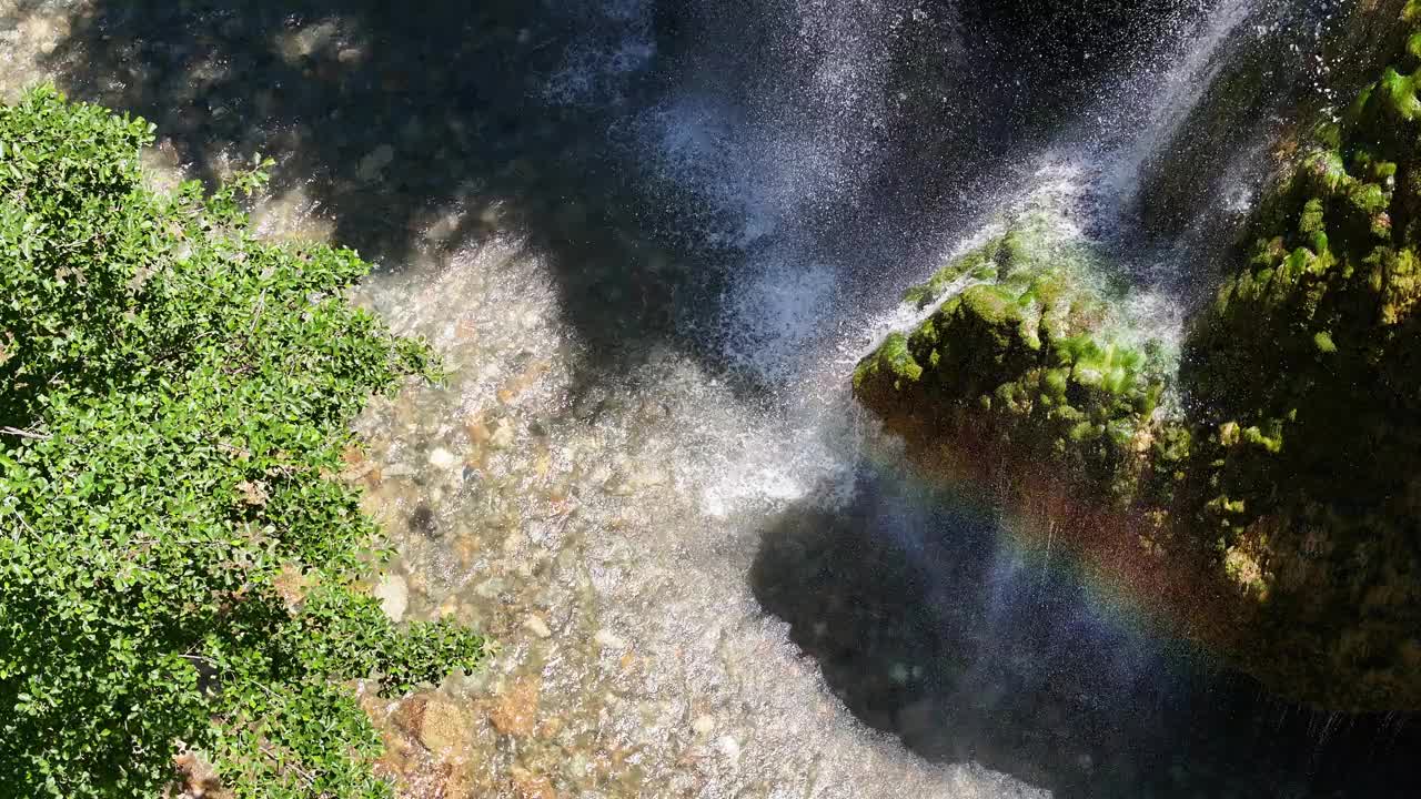 Kuzalan瀑布无人机视频，黑海地区Dereli, Giresun Turkiye(土耳其)视频下载