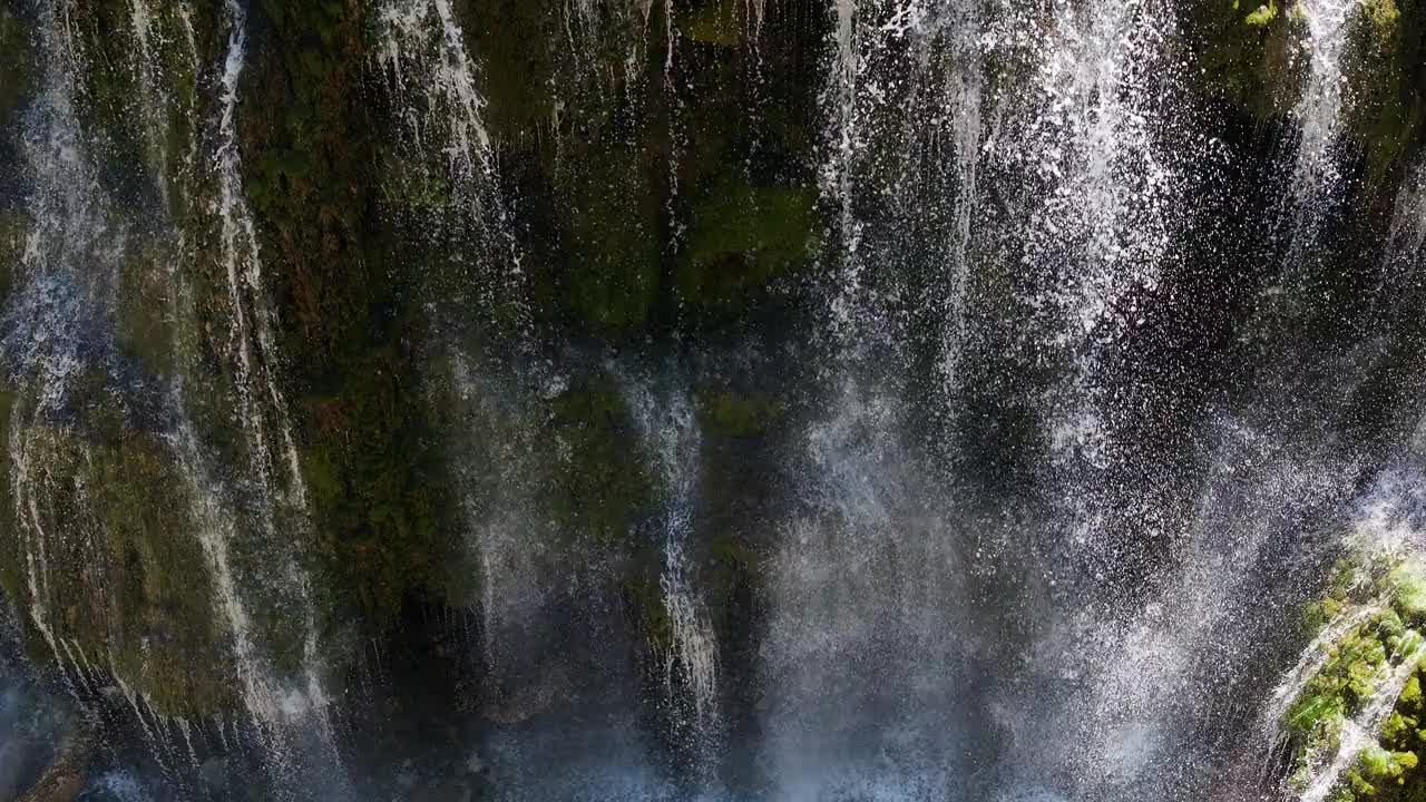 Kuzalan瀑布无人机视频，黑海地区Dereli, Giresun Turkiye(土耳其)视频素材