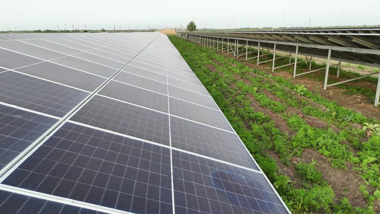 太阳能电池板场地的航拍照片视频下载