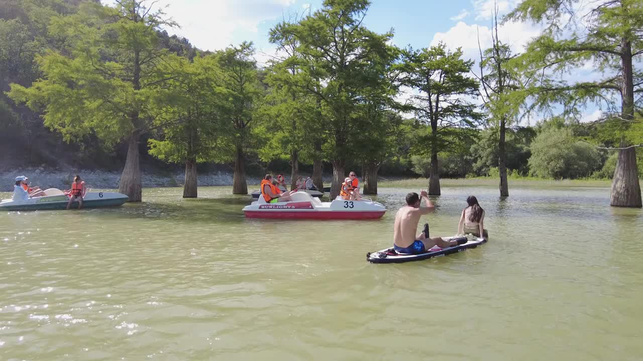 夏日午后，一家人在风景秀丽的湖上划船视频下载