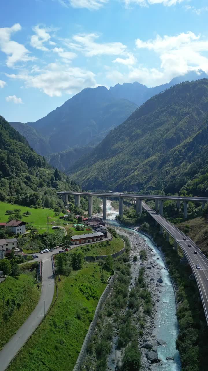 这张照片是由一架无人机在意大利拍摄的，展示了一幅风景如画的山区景观。垂直框架视频下载