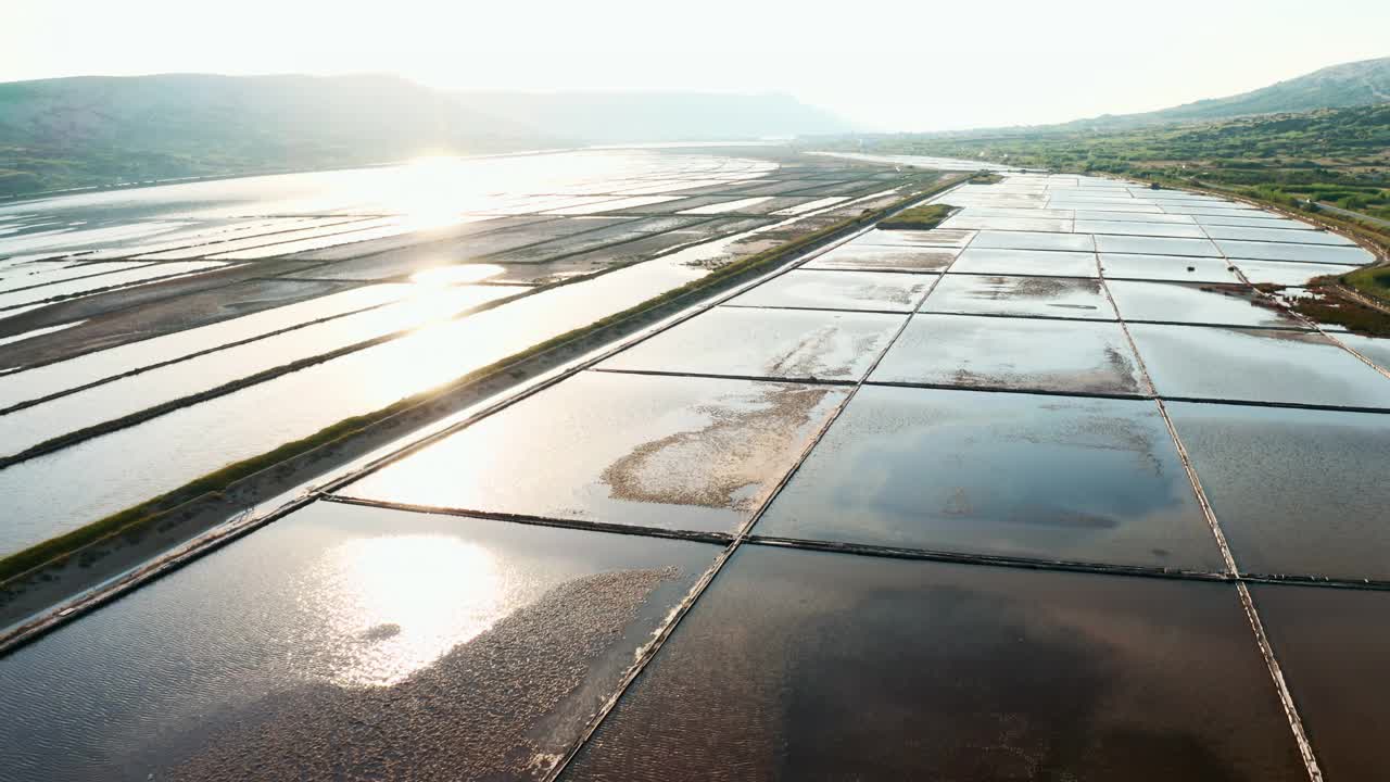 克罗地亚用海水生产海盐的盐田视频素材