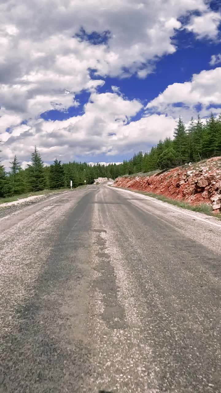 驾车穿过令人惊叹的土耳其山脉，在蜿蜒的道路上欣赏驾驶员座位上令人叹为观止的景色。这段旅程风景壮观，展现了自然之美的山脉和蜿蜒的道路视频素材