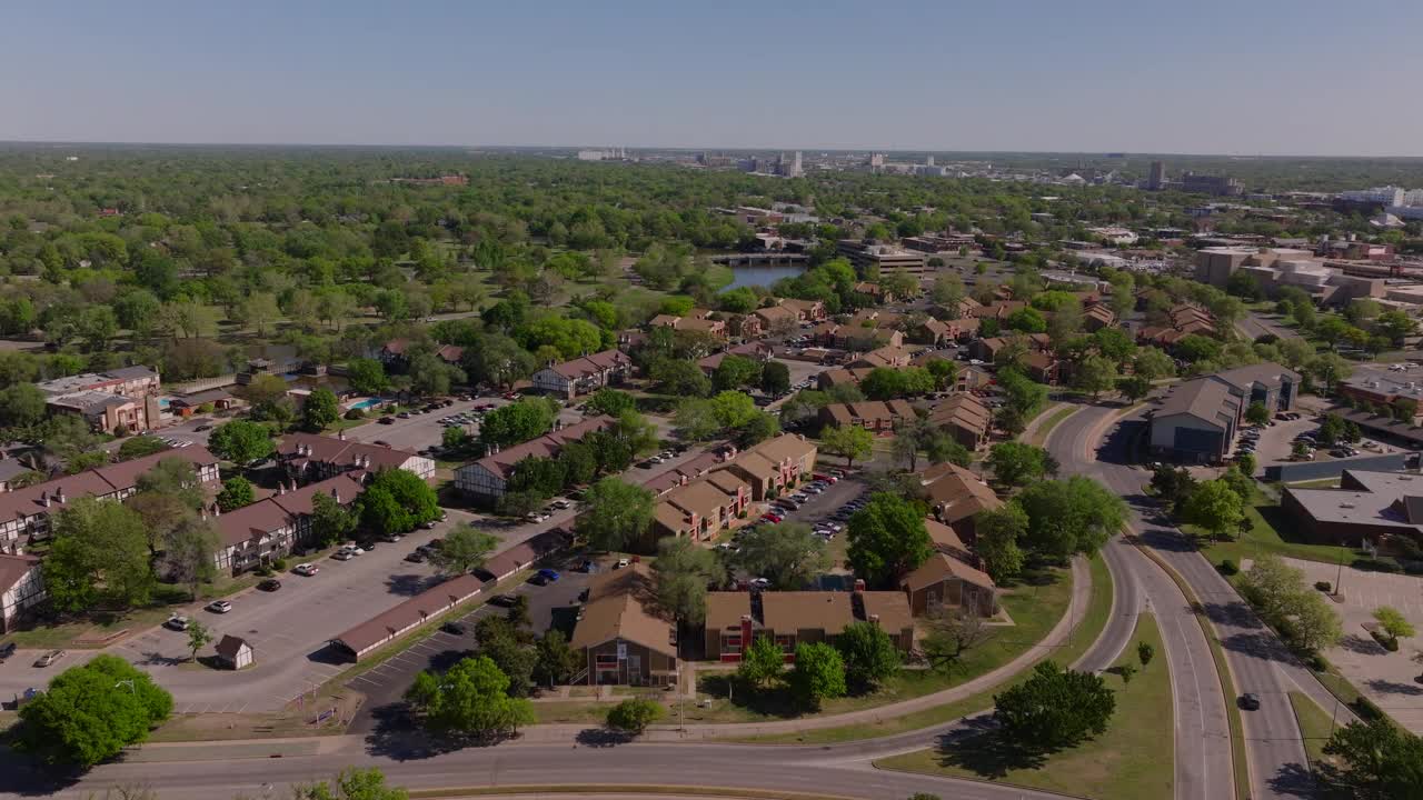 威奇托的绿化和住宅区，突出了宁静的郊区环境，从鸟瞰的背景是城市天际线视频素材