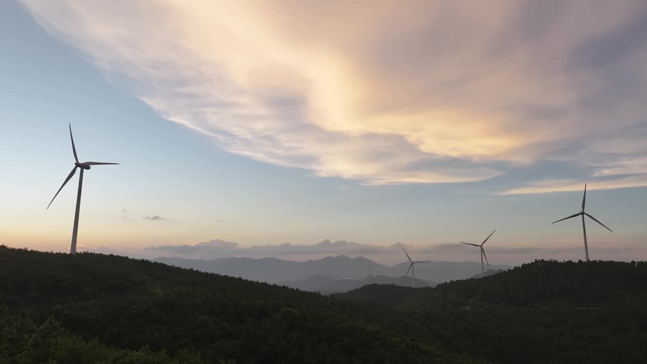 清晨森林山顶上的风力发电视频素材