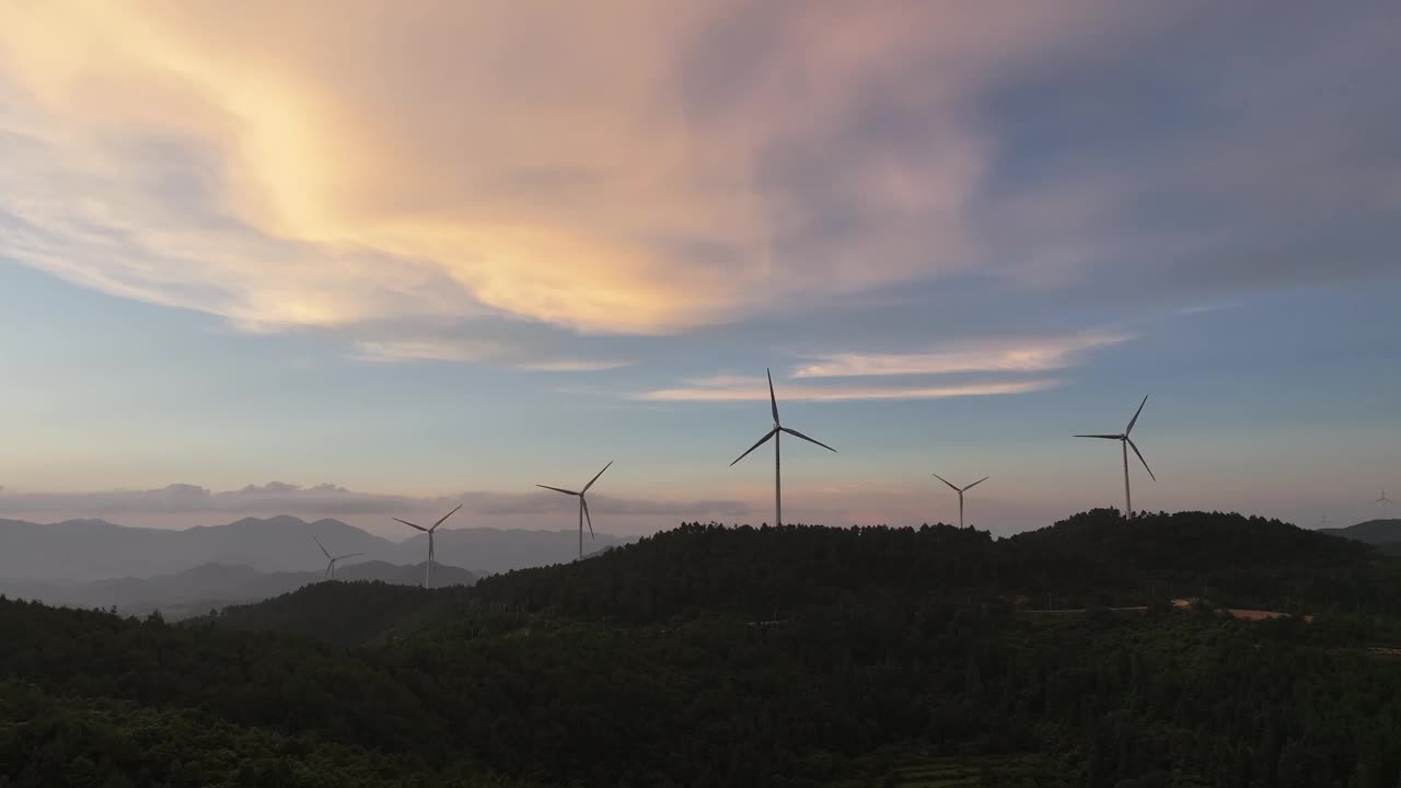 清晨森林山顶上的风力发电视频素材