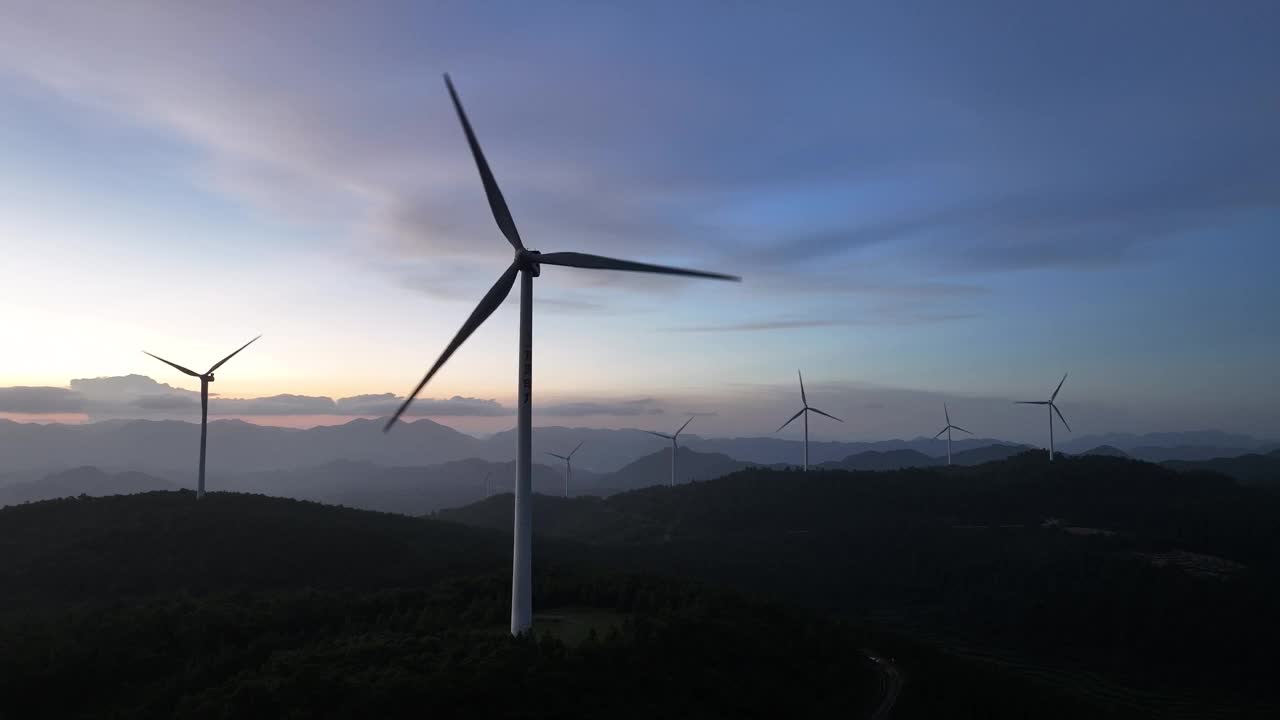 清晨森林山顶上的风力发电视频素材