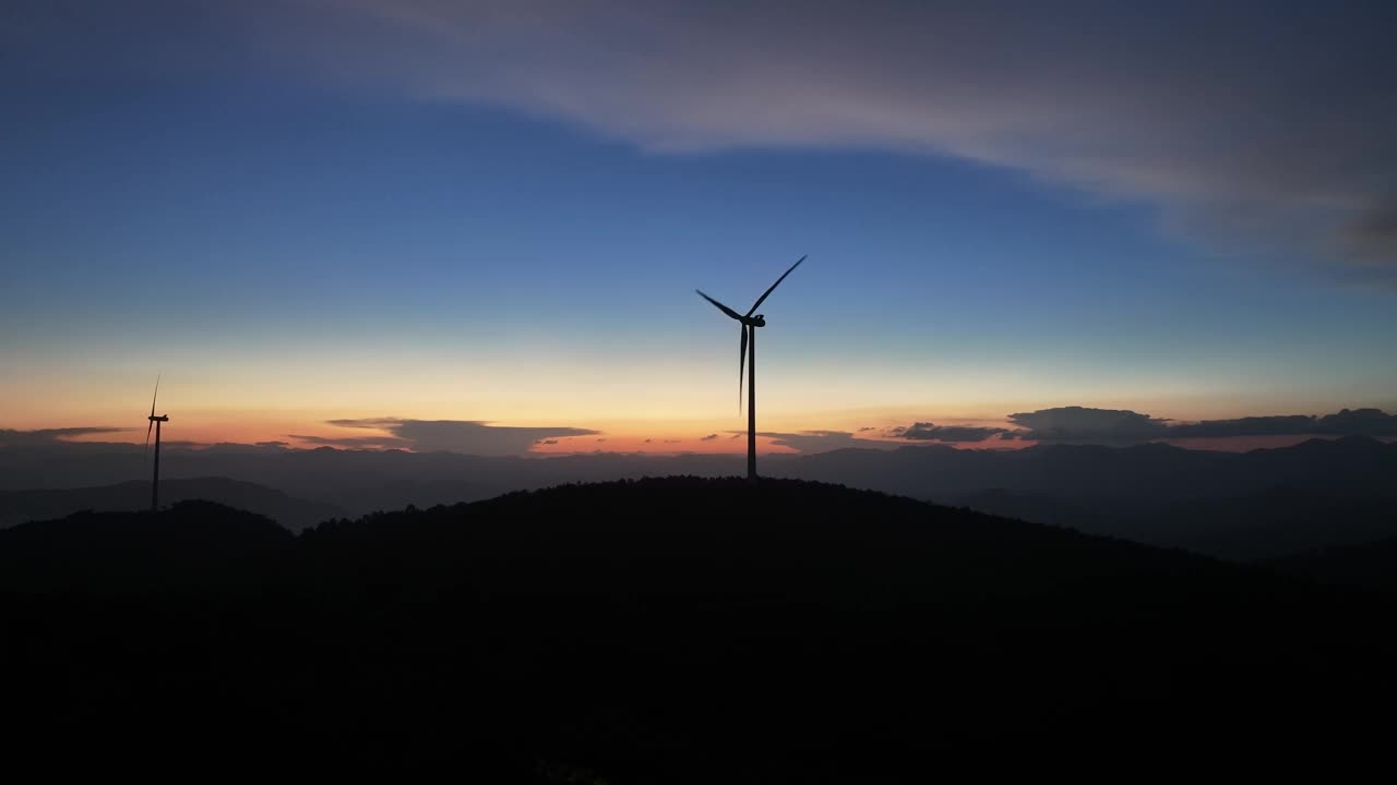 清晨森林山顶上的风力发电视频素材