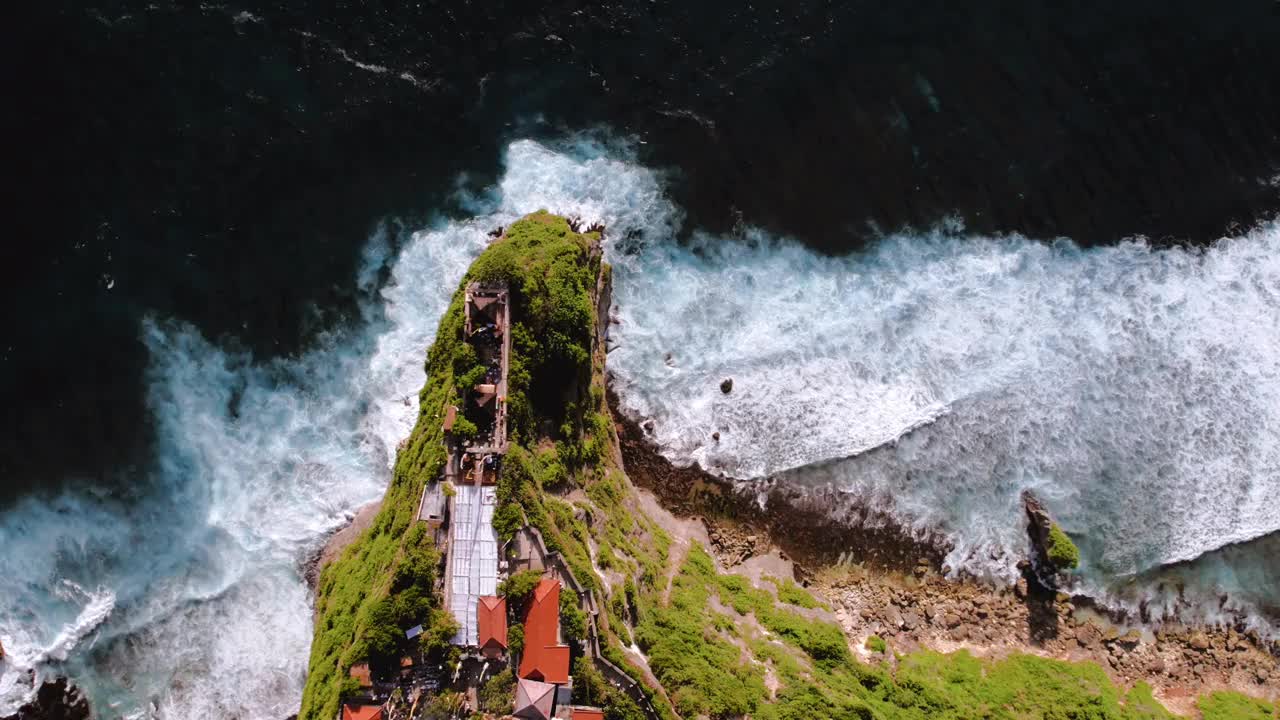 印尼巴厘岛乌鲁瓦图神庙附近海浪撞击的视频视频下载