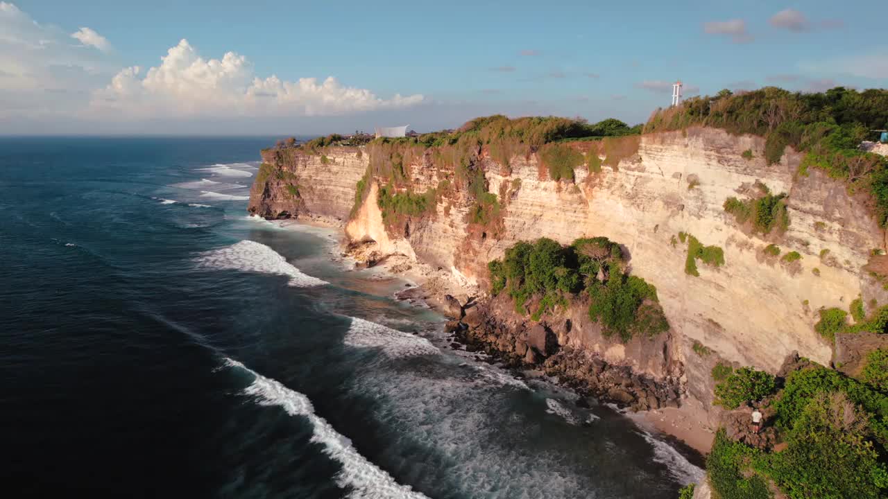 岩石悬崖海岸线和海洋，海，附近的乌鲁瓦图寺庙在巴厘岛，印度尼西亚视频素材