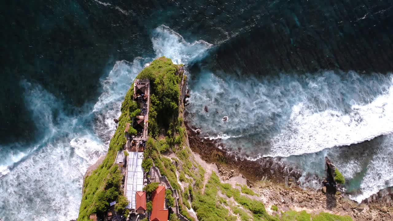 印尼巴厘岛乌鲁瓦图神庙附近海浪撞击的视频视频素材