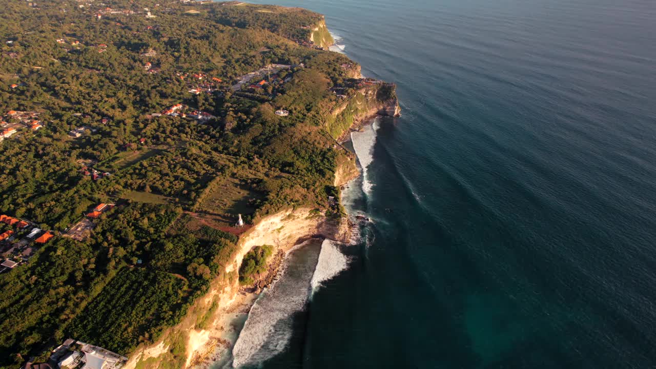 岩石悬崖海岸线和海洋，海，附近的乌鲁瓦图寺庙在巴厘岛，印度尼西亚视频下载