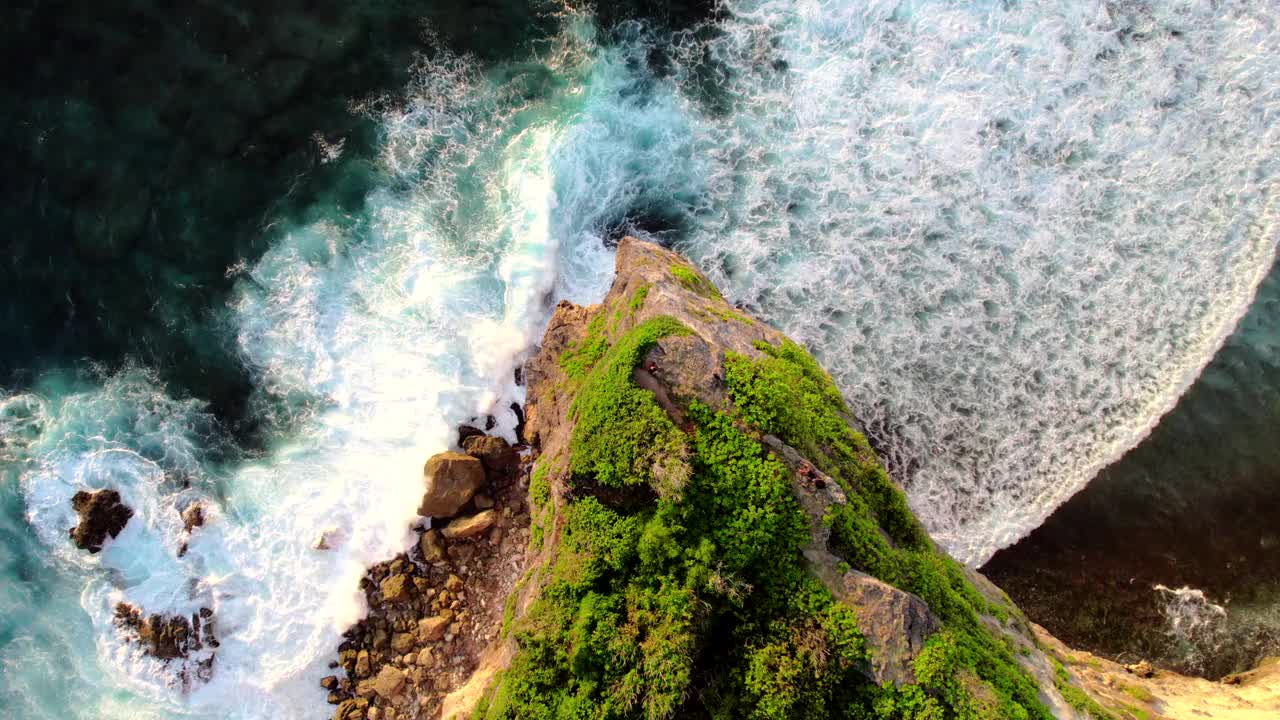 印尼巴厘岛乌鲁瓦图神庙附近海浪撞击的视频视频下载