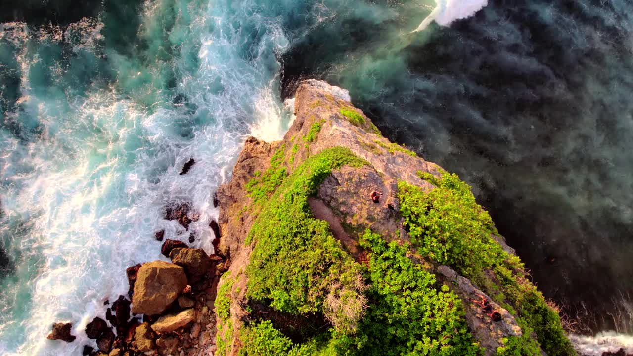 印尼巴厘岛乌鲁瓦图神庙附近海浪撞击的视频视频下载