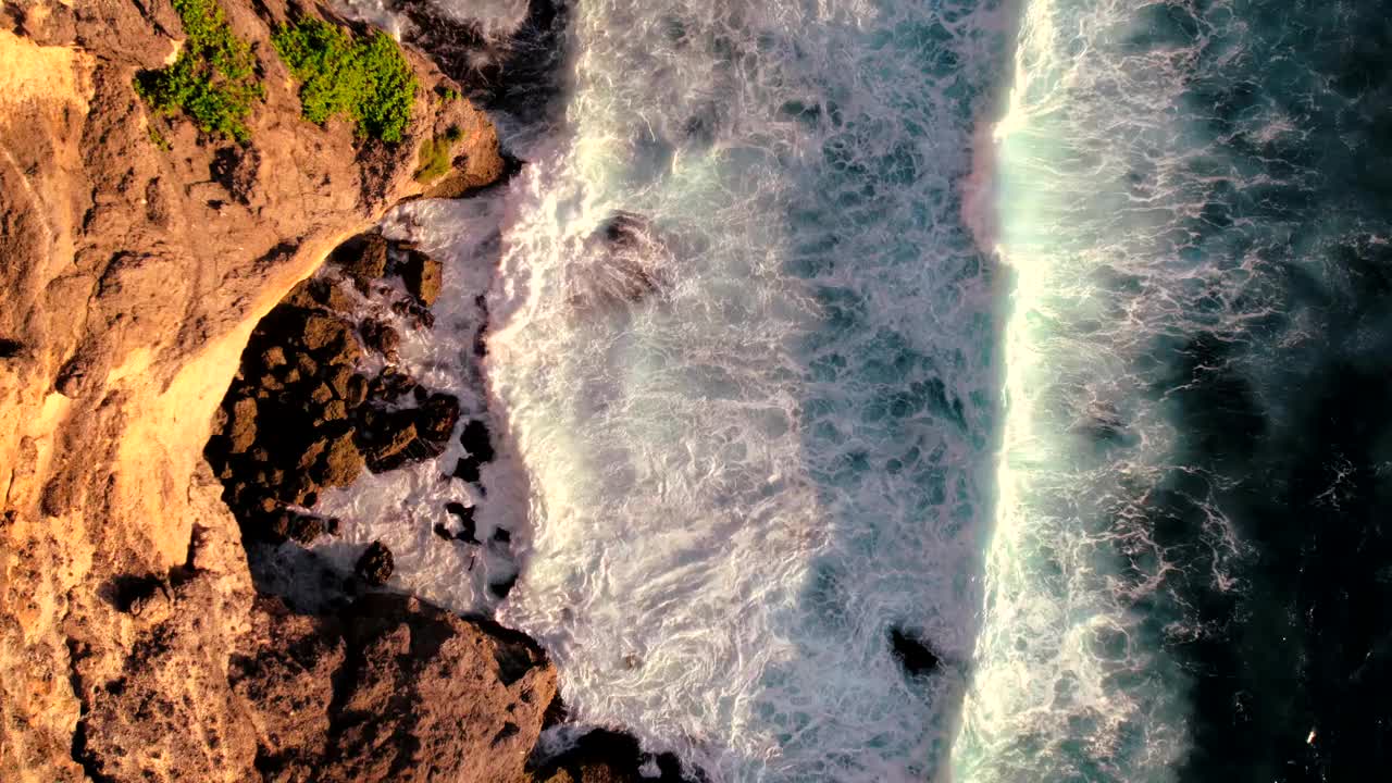 印尼巴厘岛乌鲁瓦图神庙附近海浪撞击的视频视频素材