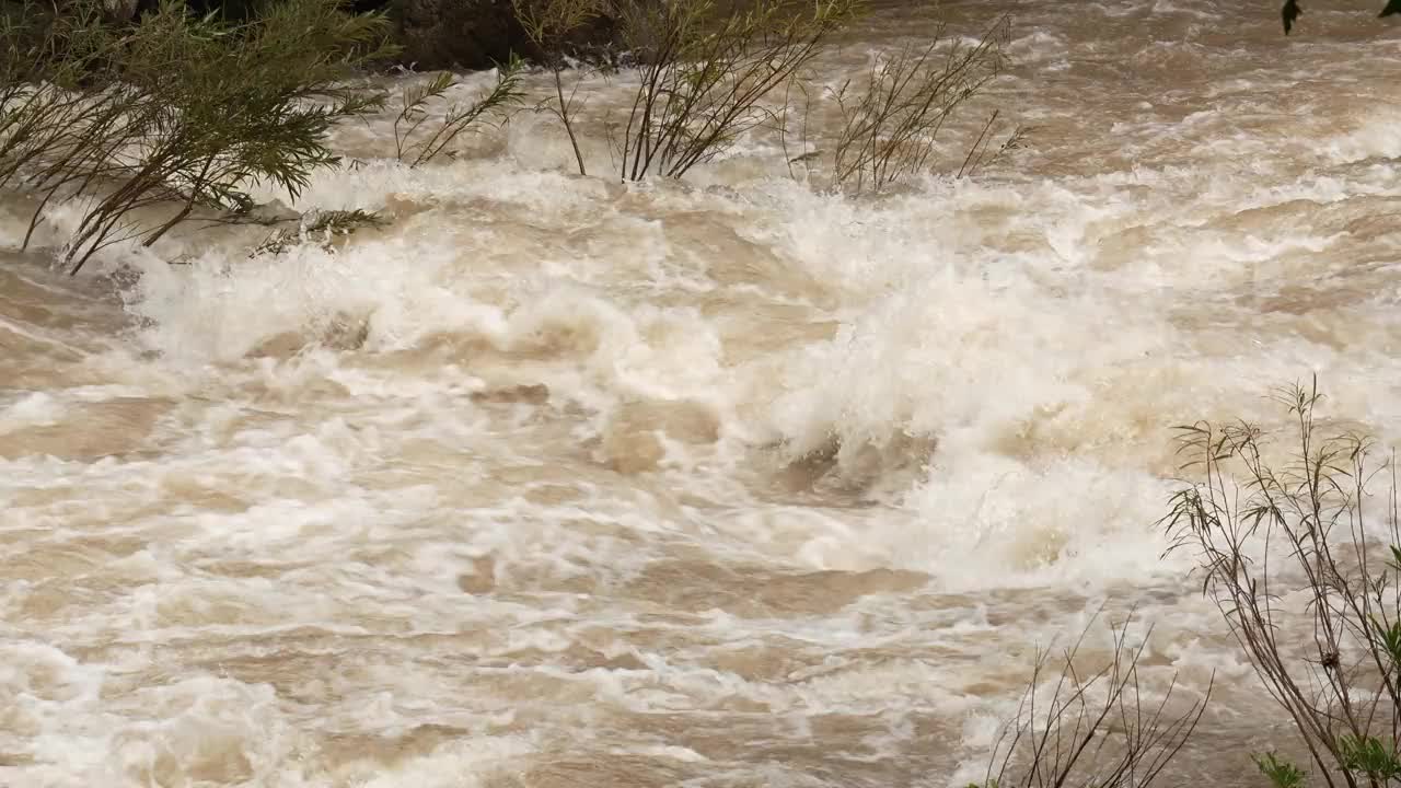 特写暴雨后的山洪暴发。视频下载