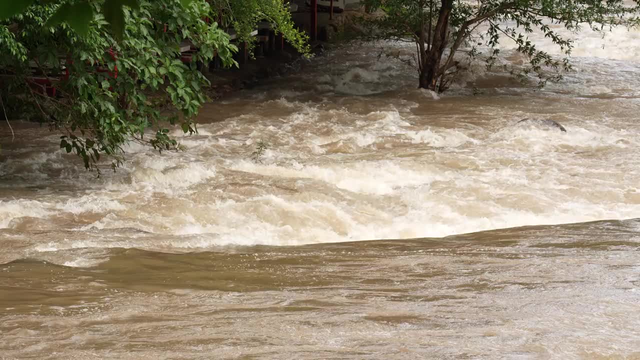 暴雨过后，山洪泛滥。视频下载