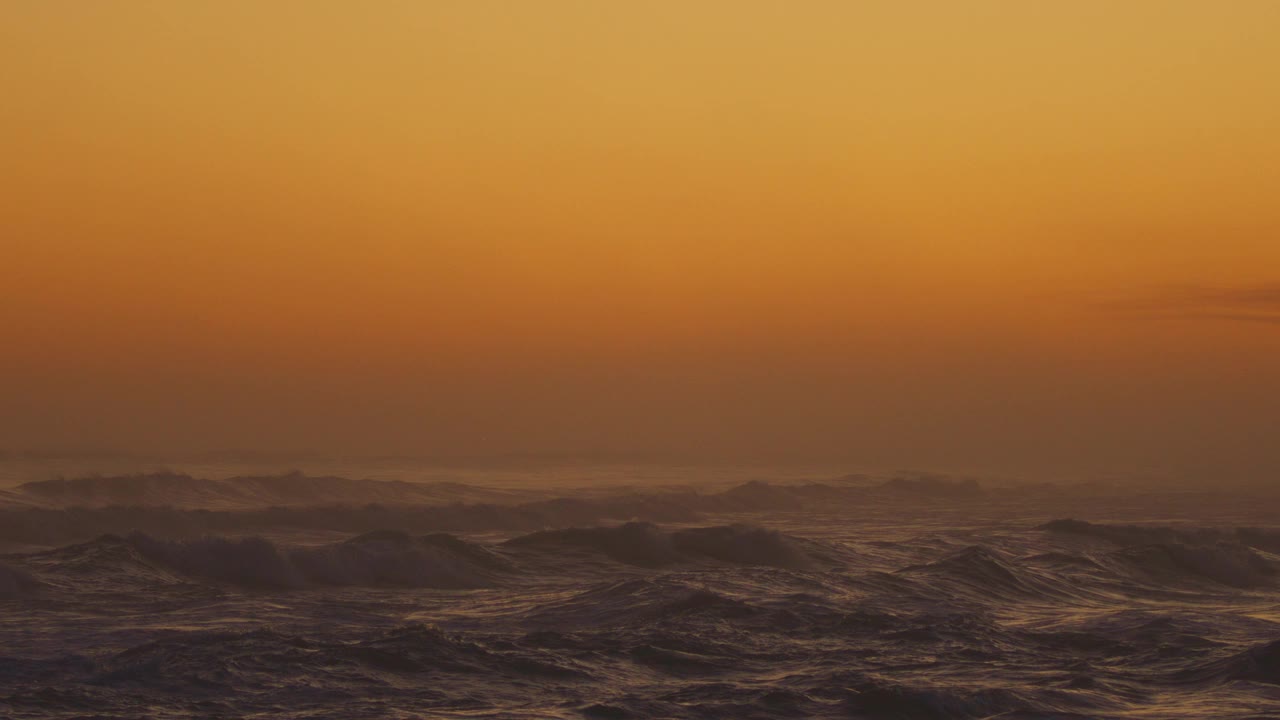 日落在蓝时，在巴斯海峡和翻滚的海浪，澳大利亚。视频素材