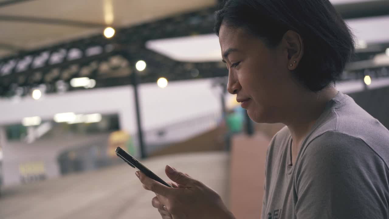 看着手机屏幕的女人视频下载