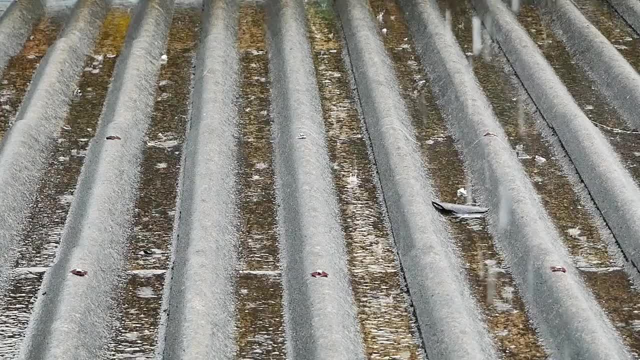 在雨季，雨水从木屋的屋顶上落下。微距视频慢动作。视频素材