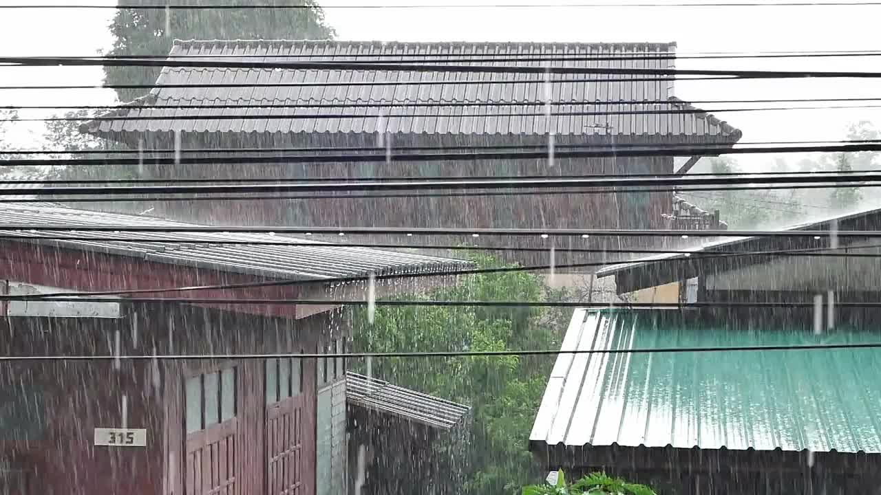 在雨季，雨水从木屋的屋顶上落下。微距视频慢动作。视频素材