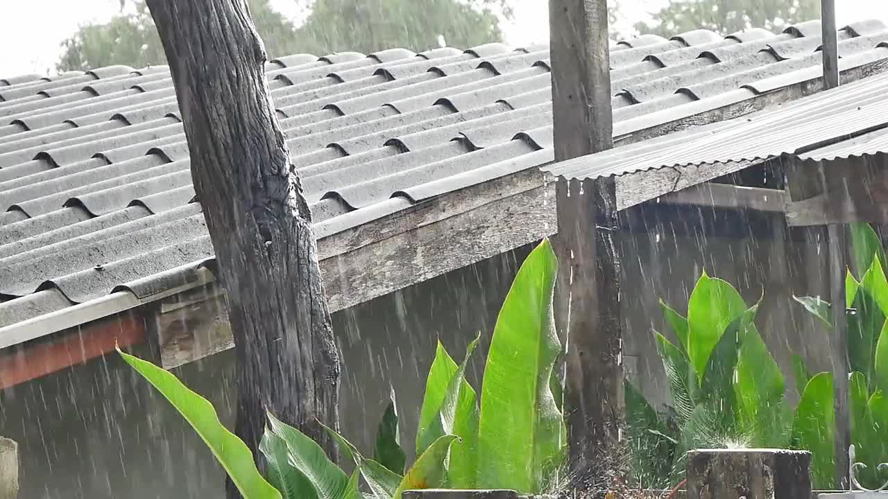 在雨季，雨水从木屋的屋顶上落下。微距视频慢动作。视频素材