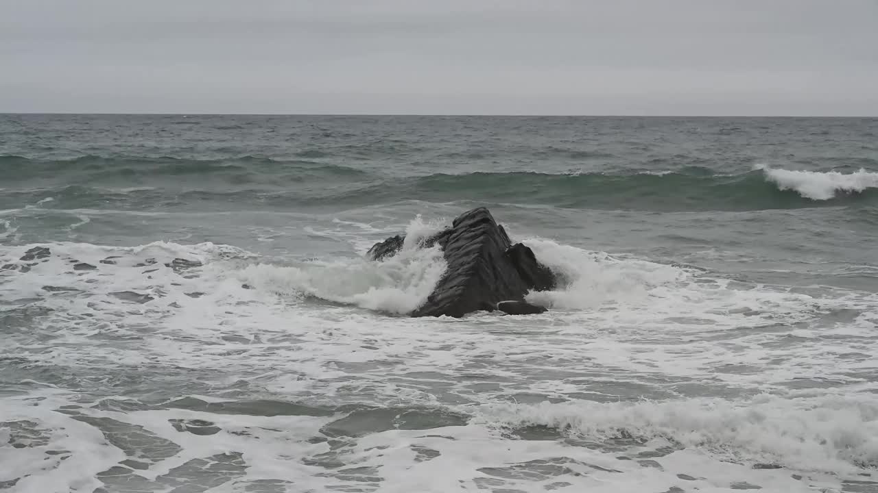 康沃尔海岸的大岩石被海水拍打着视频下载