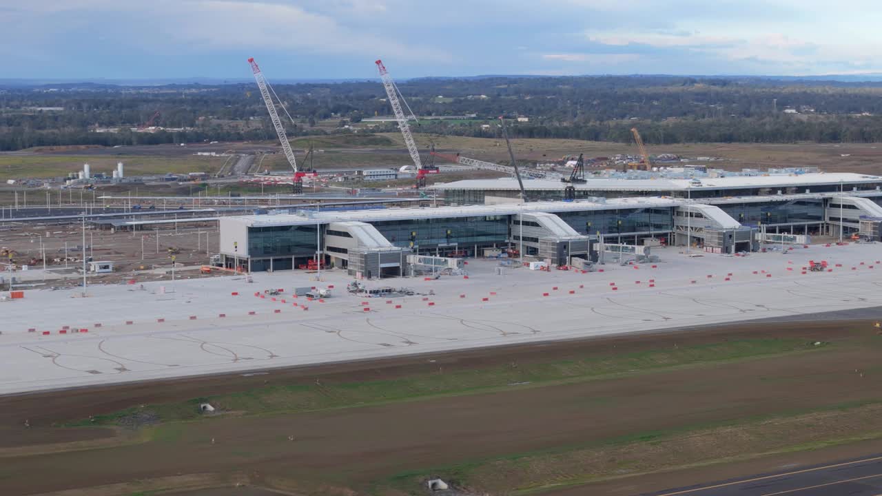 在新南威尔士州西悉尼的Badgerys Creek，新西悉尼机场的建筑工地的空中无人机视图视频下载