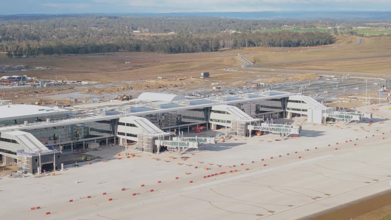 在新南威尔士州西悉尼的Badgerys Creek，新西悉尼机场的建筑工地的空中无人机视图视频下载