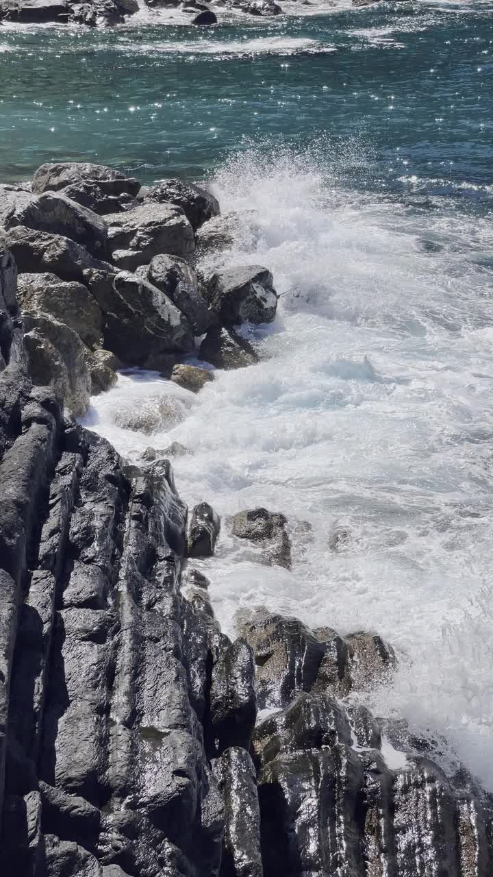 海浪猛烈地冲击着岩石海岸线视频素材