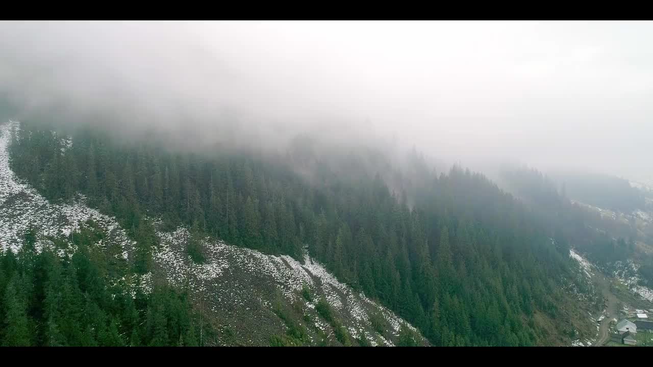 山地景观多雾，空中雾蒙蒙，气候环境恶劣视频素材