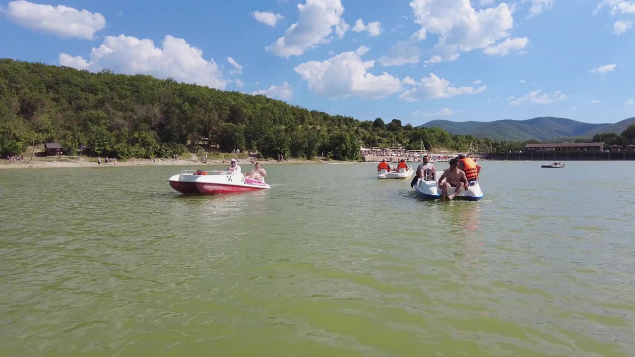 夏日午后，一家人在风景秀丽的湖上划船视频下载