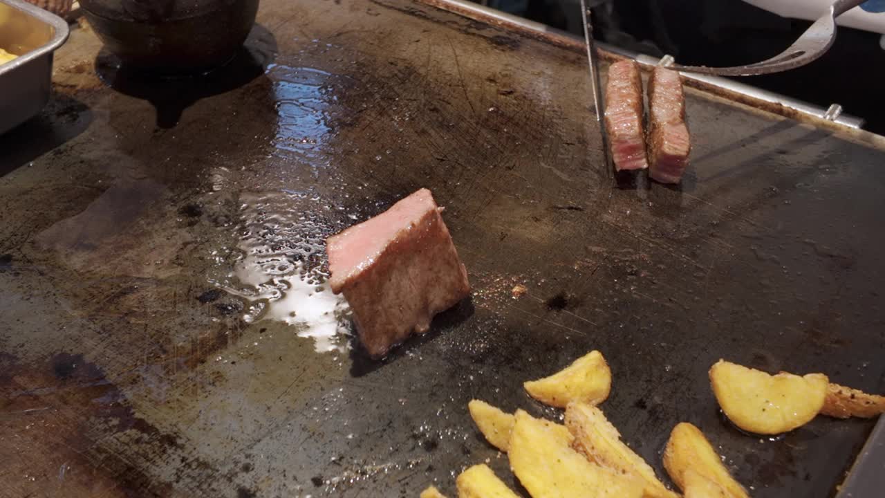 日本大阪一家铁板烧餐厅里的神户牛肉视频下载