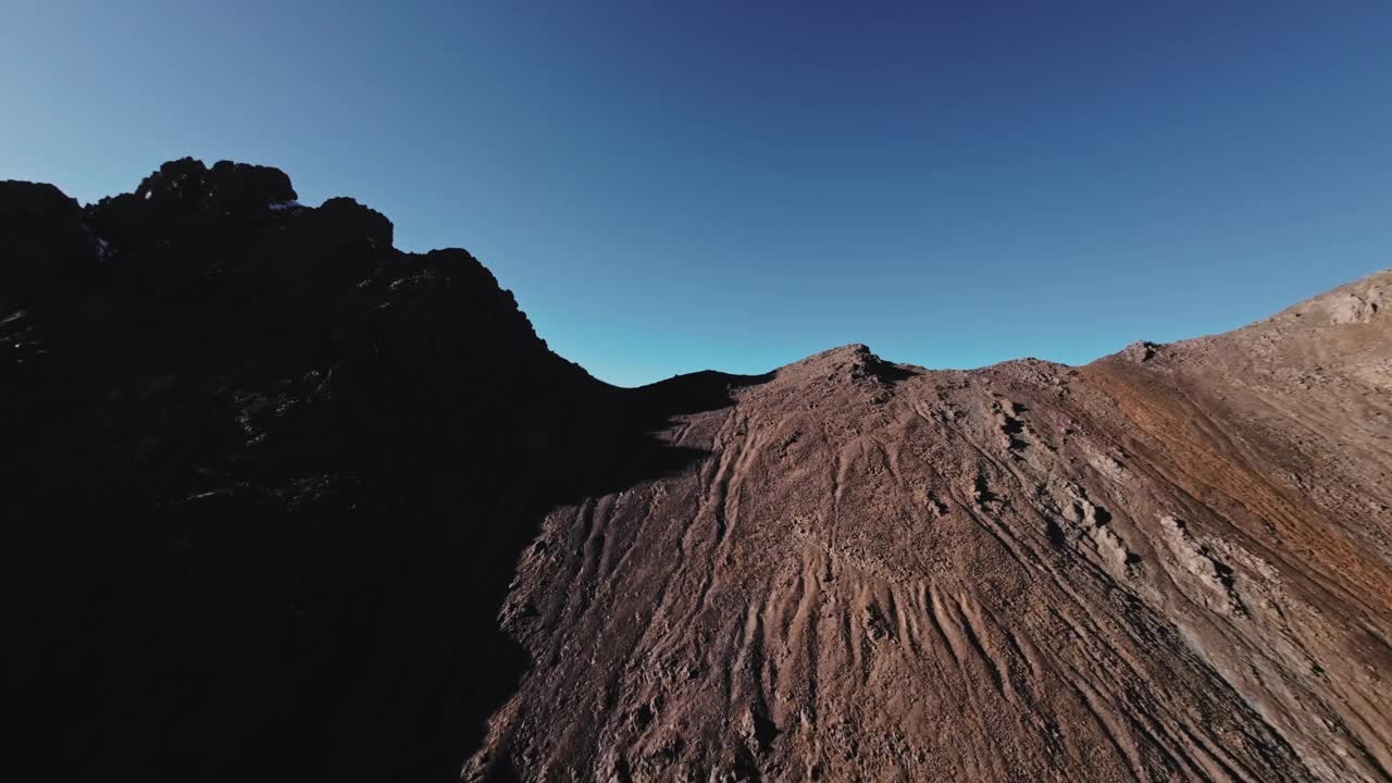 航空摄影山脉，未开垦的自然，全长全景视频从无人机视频素材