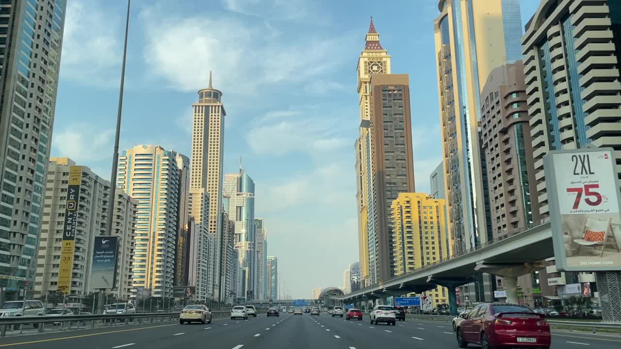 迪拜城市-冬季迪拜标志性地标和谢赫扎耶德路的景观视频下载